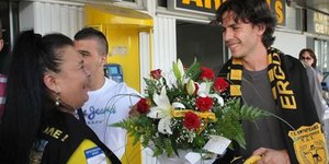 Αποθέωσαν τουρίστα στο αεροδρόμιο– Τον πέρασαν για τον Μεχία