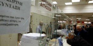 Ταμείο έδινε συντάξεις χωρίς εισφορές – Πεταμένα σε χάρτινες κούτες τα έγγραφα 