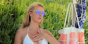 Η Χριστίνα Αλούπη με άρωμα Χόλιγουντ και... λευκό μπικίνι αναστατώνει τη Χαλκιδι