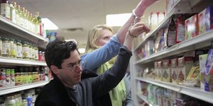 Το πιο «δεμένο» ζευγάρι – Κυκλοφορούσαν επί 48 ώρες ενωμένοι με χειροπέδες [βίντ