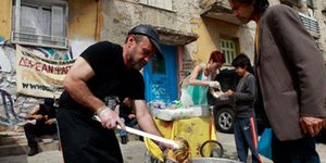 Guardian: «Στερεύουν» τον Αύγουστο τα συσσίτια που συντηρούν τους πεινασμένους Ε