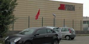 Εργοδότης έστειλε τους υπαλλήλους για διακοπές και μετέφερε το εργοστάσιο σε άλλ