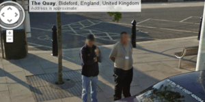 Περαστικοί κάνουν χειρονομίες στο Google car και γίνονται μέρος του χάρτη [εικόν