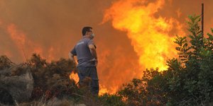 Στο έλεος της πύρινης κόλασης η Ανδρος – Μπήκε μέσα στον οικισμό η φωτιά [εικόνε