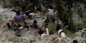 Γιγαντιαίο παλιρροϊκό κύμα σπέρνει τον πανικό σε πόλη της Κίνας - Στους 30 οι τρ