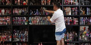 Ο άνθρωπος που ζει με 9.000 κούκλες – Η πιο απίστευτη