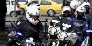 Οι δύο αστυνομικοί που συνελήφθησαν για συμμετοχή στη Χρυσή Αυγή -Η γυναίκα εργα