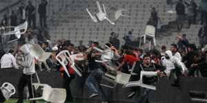 Αγριο ξύλο στην Τουρκία -Οπαδοί της Μπεσίκτας μετέτρεψαν το γήπεδο σε αρένα [βίν