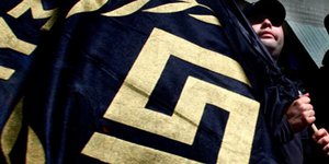 Guardian: Το πολιτικό κατεστημένο στην Ελλάδα ανέχεται τη Χρυσή Αυγή και την αφή