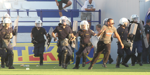 Δέκα νεαροί συνελήφθησαν για επεισόδια στον αγώνα Ιωνικός - ΑΕΚ [εικόνες&βίντεο]