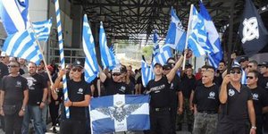 Μέλη της Χρυσής Αυγής έκλεισαν τα ελληνικά σύνορα με την Αλβανία στην Κακαβιά 
