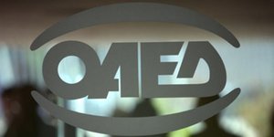 Οι ουρές της ταλαιπωρίας στον ΟΑΕΔ- Επεσε ξύλο για την προτεραιότητα
