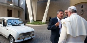 Το κορυφαίο δώρο προς τον Πάπα – Ιερέας του χάρισε αυτοκίνητο 20 ετών με 300.000