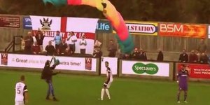 Η πιο τρελή εισβολή σε γήπεδο – Αλεξιπτωστής προσγειώθηκε μπροστά στους έκπληκτο