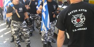 Οι Χρυσαυγίτες της Νίκαιας κατέβασαν ρολά και εγκατέλειψαν άρον άρον τα γραφεία