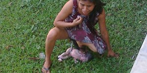 Σοκαριστική φωτογραφία – Απορη Μεξικάνα αναγκάστηκε να γεννήσει στο προαύλιο νοσ