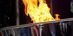 Από το κακό στο χειρότερο η Ολυμπιακή φλόγα – Στην αρχή έσβηνε