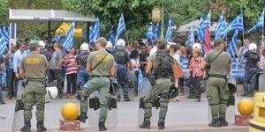 Μαζεύονται οι Χρυσαυγίτες έξω από τα δικαστήρια για συμπαράσταση στον Μιχαλολιάκ