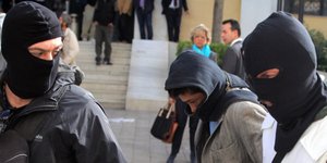 Προφυλακιστέοι οι τρεις Χρυσαυγίτες της επίθεσης στο Πέραμα – Ελεύθερος με περιο