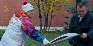 Εσβησε η Ολυμπιακή φλόγα μόλις έφτασε στη Ρωσία – Αναψαν ξανά τη δάδα με αναπτήρ