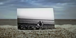 Αναμνήσεις από χαρτί – Ραγίζει καρδιές το βίντεο για το πώς βιώνει τη μοναξιά έν