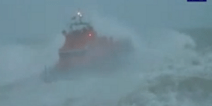 Δραματική επιχείρηση διάσωσης 14χρονου από τη άγρια θάλασσα στην Αγγλία [βίντεο]