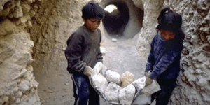 Η λίστα της ντροπής: Εκεί που τα παιδιά αντί να παίζουν και να πηγαίνουν σχολείο