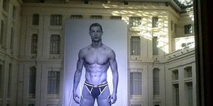 Γιγαντοαφίσα του... ημίγυμνου Κριστιάνο Ρονάλντο στο δημαρχείο της Μαδρίτης [εικ
