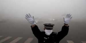 Πνίγεται στο νέφος η Κίνα: Μειώθηκε κι άλλο η ορατότητα στο Πεκίνο [εικόνες]