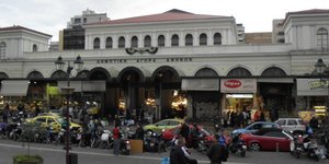 Αλλάζει όψη η Βαρβάκειος -Ζωντανεύουν με φωτογραφίες τα ρολά των καταστημάτων