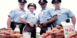 Παρίστανε τον αστυνομικό για να παίρνει φθηνότερα ντόνατς [εικόνες]