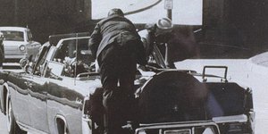 Αποκαλύψεις-σοκ για τη δολοφονία Κένεντι: Η Τζάκι κρατούσε το διαλυμένο κεφάλι τ