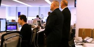 Πώς είναι μία ημέρα έχοντας για «σκιά» δύο σωματοφύλακες;- Το απολαυστικό βίντεο