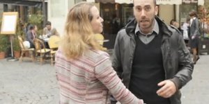 Γυναίκες ξεχύθηκαν στους δρόμους και χουφτώνουν- Πιάνουν τα επίμαχα των ανδρών γ