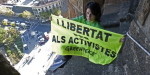 Ακτιβιστές της Greenpeace σκαρφάλωσαν στην εκκλησία της Μπαρτσελόνα [εικόνες]