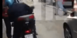 Μηχανάκι χτύπησε εκπρόσωπο της Τρόικα έξω από το υπουργείο Οικονομικών