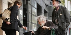 Περαστική έδωσε κέρματα σε ζητιάνο αλλά δεν ήξερε ότι ήταν παγκοσμίου φήμης ηθοπ