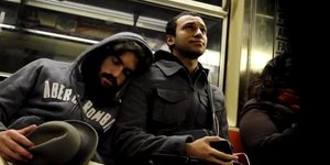 Θα αφήνατε έναν άγνωστο να κοιμηθεί στον ώμο σας στο μετρό; -Κι όμως υπάρχουν κα