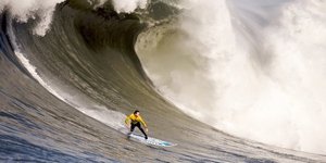 Δαμάζοντας τα τεράστια κύματα της Πορτογαλίας – Σέρφερ από όλο το κόσμο τεστάρου