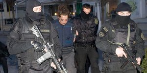 Ολο το κατηγορητήριο για τη ληστεία στο Βελβεντό Κοζάνης - Καρέ καρέ η κινηματογ