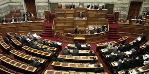 Το μεσημέρι του Σαββάτου συνεχίζεται η «ξιφομαχία» για την πρόταση δυσπιστίας το