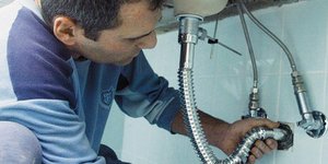 H απίστευτη κομπίνα υδραυλικών – ηλεκτρολόγων για να μην κόβουν αποδείξεις