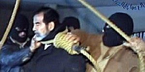 Οι τελευταίες στιγμές του Σαντάμ Χουσεΐν από εκείνον που επέβλεψε την εκτέλεση -