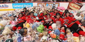 Τι κάνουν 26.000 λούτρινα αρκουδάκια σε γήπεδο χόκεϊ; -Ο πιο τρυφερός πανηγυρισμ