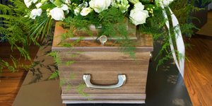 Τραγικό λάθος έφερε τα πάνω κάτω σε κηδεία στη Φθιώτιδα - Εβαλαν άλλο νεκρό στο