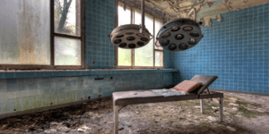 Φωτογραφίζοντας την αποσύνθεση: Οδοιπορικό σε εγκαταλελειμμένα νοσοκομεία του κό