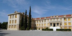 Κολλέγιο Αθηνών: Πρωτα κόβει το δώρο των Χριστουγέννων στους καθηγητές του και μ