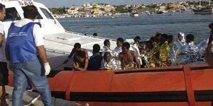 Κατακραυγή για βίντεο από την Λαμπεντούζα -Απολυμαίνουν μετανάστες με μάνικες [β