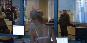 Ετσι εξαφανίζονται τα εισιτήρια -Στη Ρωσία έβαλαν ημίγυμνα μοντέλα να πουλάνε τα