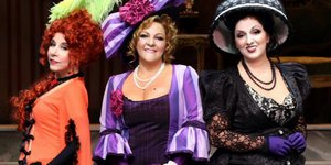 THEATRALE: «Ψύλλοι στ’ αφτιά» και μπλεξίματα κρεβατοκάμαρας σαν εορταστικός